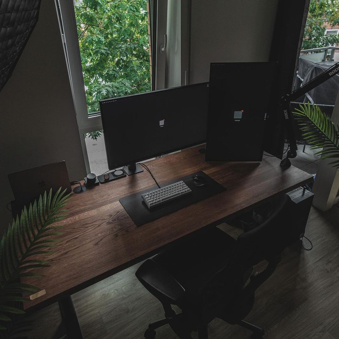 "Mahogni" skrivebord i massiv eg